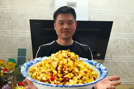 平时当垃圾扔掉的菜蔸，小伙用来做饭店下饭菜，成本3.3售价22视频封面