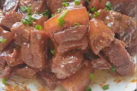 用电饭锅做的肉太香了，配料做法简单，上桌一会抢光，真想天天吃