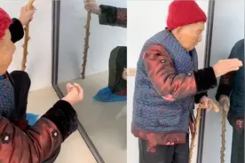 93岁奶奶与镜中自己聊一小时 孙女：她不记得自己了视频封面