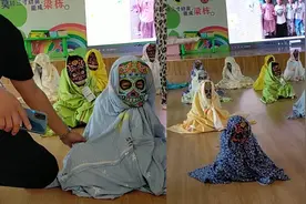萌娃戴面具坐等父母“认领”，家长开盲盒般寻娃，全程笑到飙泪