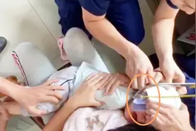 实拍：幼儿头被卡管道家长求助消防 消防持钢锯紧贴管壁破拆施救视频封面