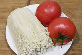 1把金针菇，2个西红柿，教你做酸辣汤，酸辣开胃不腻口，做法简单