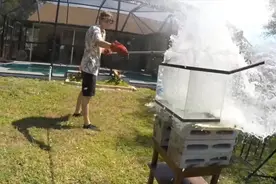 热盐遇水会怎样？画面太有冲击力了，镜头记录全程