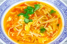 1把金针菇，1个番茄，教你最好喝的酸汤金针菇，简单营养又开胃！