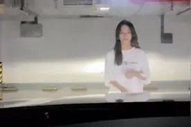 男子半夜想跟兄弟喝酒，遭女儿霸气拦车，网友却被女孩颜值吸引视频封面