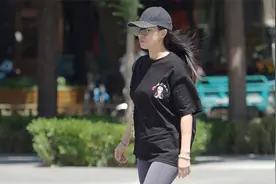 两位不同年龄的女生，如何把瑜伽裤穿出漂亮的感觉？看看她们吧视频封面