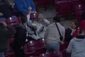 超级奶爸！男子抱娃喂奶时 单手接住飞到看台的棒球视频封面