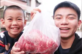 买了110块钱牛肉，兄弟俩用鲜牛肉煎牛排，果然比合成牛排好吃！视频封面