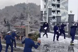 110和119隔着门打起了雪仗，网友：扛起盾牌就知是场“硬仗”视频封面