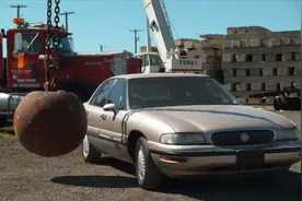 大铁球怒砸小汽车，画面有点惨烈视频封面