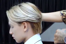 很英俊的一款男士发型，中分就是不一样，一看就很成功