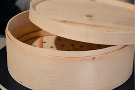 农村大叔制作木蒸笼，手艺堪比日本人，匠人精神体现的淋漓尽致！视频封面