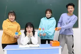 老师不开心，同学们用卡纸折彩色玫瑰花送给她，老师会领情吗？视频封面