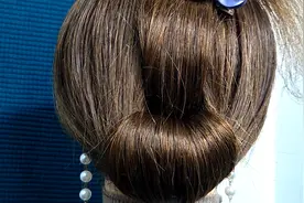 女人日常实用盘发教程，简单扎几下就搞定，发型干净利落有气质