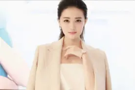 徐璐近照惊艳，穿低领吊带好妖娆，侧躺在海边石块上暴露傲人身材视频封面