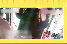 硬核健身？60岁大爷公交车上做引体向上，旁边乘客有话说了！视频封面