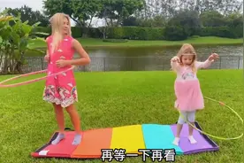 小女孩妹妹想和姐姐一起玩耍,姐姐带她在草坪上练起了瑜伽！视频封面