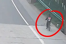 因和妈妈闹别扭 11岁男孩独自骑行130公里找外婆“告状”视频封面