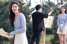 假扮专业画家给路人画肖像画，看到画作后有人仰天大笑视频封面