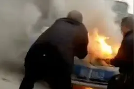 吉林一出租车行驶途中失火 路过司机纷纷帮忙灭火