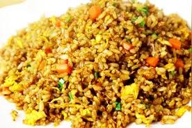 炒饭我只服这个做法，不加一粒盐，香味十足粒粒分明，给肉都不换