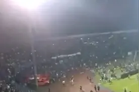 印尼足球联赛骚乱已致百人丧生：输球球迷怒冲入场，警车被砸大洞视频封面