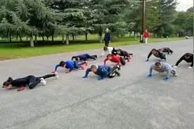 你会怎么爬？西安一女子坚持爬行健身：3个月腰间盘突出好多了视频封面