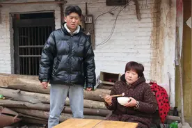 小朱整天在家无所事事，被妈妈嫌弃，小朱受不了非要出去打工！