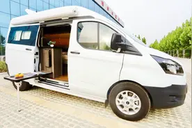 给大家介绍一下这款由河南飞翔房车厂打造的福特新全顺B型小房车视频封面