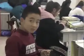 搞笑合集：上课偷玩被老师发现，这同学表情绝了!视频封面