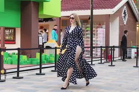 长裙短裙连衣裙，三里屯美女夏天穿裙子，配高跟鞋最能凸显气质美视频封面