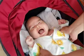 两个月的宝宝，大家都说头型睡扁了，大家帮忙看看，还能纠正嘛？