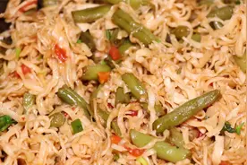 教你家常美味豆角焖面，面条不沾锅口感不粘，简单入味，越吃越香视频封面