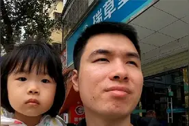 媳妇怀孕后肚子长红疹子了，肚子一直很痒，金辉抱着女儿到处找药视频封面