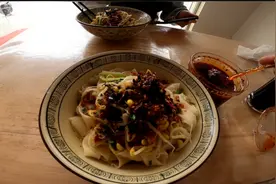 陕西小伙在宁波为吃一碗家乡面，冒险骑车5公里，就为家乡的味道视频封面