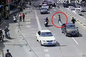 狂奔、跨栏、穿车流 民警抓捕惯犯上演“街头大片”追出了几条街视频封面