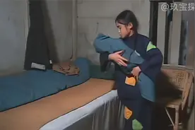 母亲竟让一个八岁女孩，独自照顾着一个刚出生的宝宝！视频封面