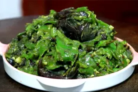 这才是擂辣椒皮蛋的正确做法，令人食欲大增、欲罢不能的下饭菜！