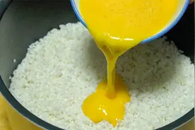 把鸡蛋倒进大米里，天冷了我家常焖这锅饭，饭菜一锅出，省时省力