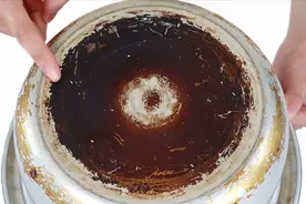 不管锅底黑垢多厚，简单一招，黑垢自己融化，立马还你一口新锅视频封面