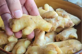 一大盆生姜，加入一碗冰糖，香甜可口不辛辣，手脚冰凉多吃些