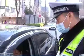 老司机们注意啦！记分新办法今起实施，驾车拨打接听电话记三分视频封面