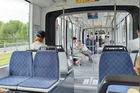 第一次乘坐上海松江有轨电车，速度快，舒适性高视频封面