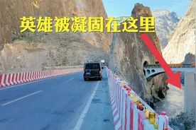 318怒江大桥，过往车辆都长鸣笛致敬，那位战士被凝固在桥墩里视频封面