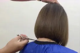 剪平的短发很受欢迎，尤其是这种长度、越来越多女生都喜欢这样剪