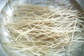 泡粉条切记不要直接加水，老厨师教我个秘诀，3分钟泡软有嚼劲