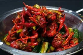湖南的小龙虾怎么做才好吃，大厨教你方法，配上黄瓜，那才叫美味