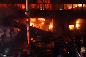 突发！佛山海八路汽车城着火，现场火势凶猛，官方通报来了视频封面