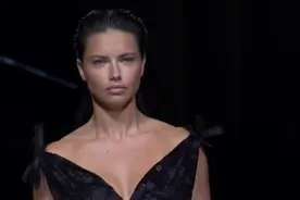 Adriana Lima维密外的走秀合集，来自巴西的一匹小野马视频封面