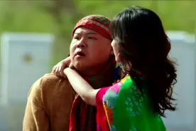 一男一女在铁道上追赶，没想到脚被卡住了，接下来太搞笑视频封面